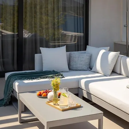 Konstanca & Sara Villa *