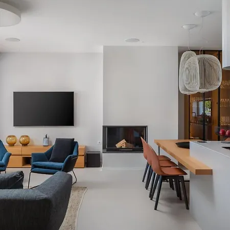 Konstanca & Sara Villa Jezera